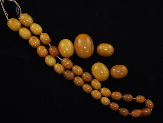 A single strand graduated amber bead necklace, approx. 18.5 in.